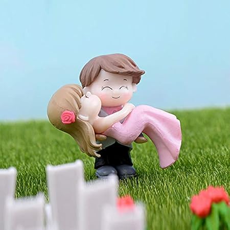 Chocozone Couple Hug Resin Showpiece Couple Miniatures Valentine Gifts for Girlfriend Boyfriend Wife Husband Valentines him Valentine Day Gifts, 5 x 4 cm